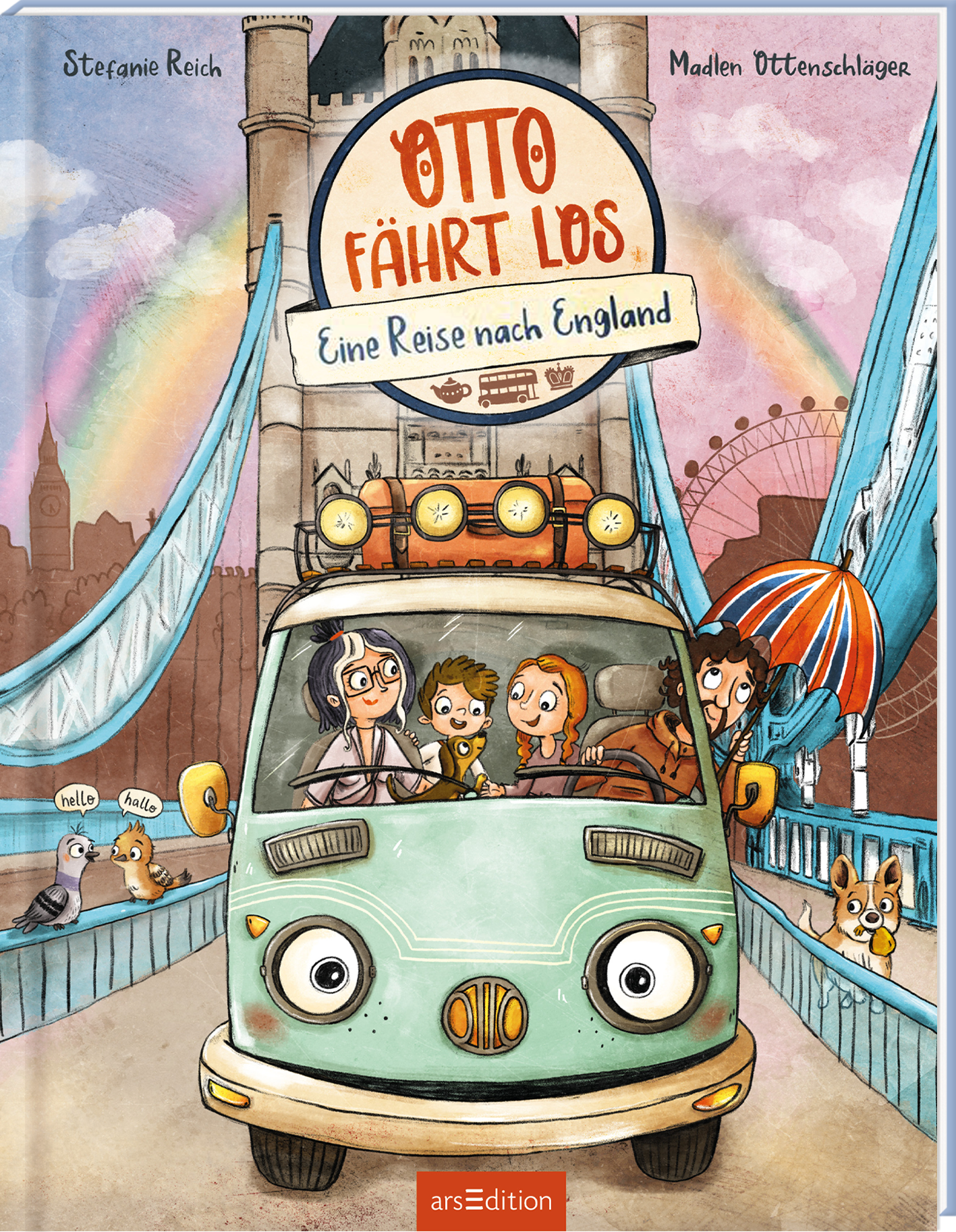 Das Buchcover zeigt einen humorvoll gestalteten Campingbus in einem lebhaften, pastellfarbenen Stil. Drei fröhliche Charaktere sitzen im Bus, während ein Hund neugierig zuschaut. Im Hintergrund sind die Tower Bridge und das London Eye angedeutet, die die Reise nach England symbolisieren. Der Titel „Otto fährt los“ steht in großen, bunten Buchstaben oben, unterhalb ist der Untertitel „Eine Reise nach England“ platziert. Ganz unten mittig steht der Logoschriftzug von arsEdition.