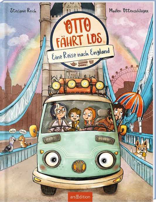 Das Buchcover zeigt einen humorvoll gestalteten Campingbus in einem lebhaften, pastellfarbenen Stil. Drei fröhliche Charaktere sitzen im Bus, während ein Hund neugierig zuschaut. Im Hintergrund sind die Tower Bridge und das London Eye angedeutet, die die Reise nach England symbolisieren. Der Titel „Otto fährt los“ steht in großen, bunten Buchstaben oben, unterhalb ist der Untertitel „Eine Reise nach England“ platziert. Ganz unten mittig steht der Logoschriftzug von arsEdition.