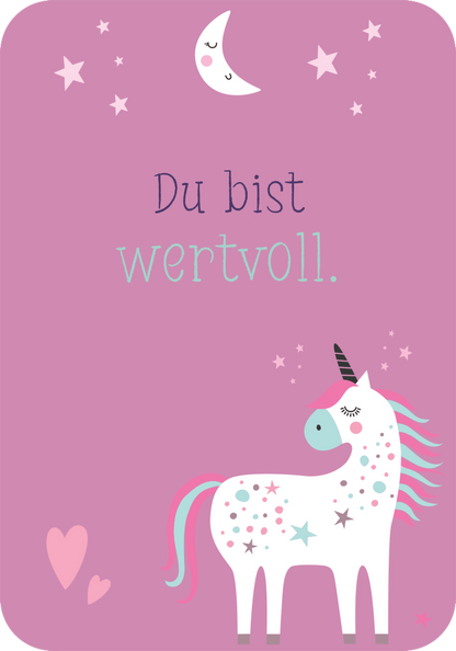 Gezeigt wird eine Innen- oder Zusatzansicht von „Mutmachkarten – Einhorn“. Der Hintergrund ist in einem sanften Lilaton gehalten. In der Mitte steht in eleganter, geschwungener Schrift der Text „Du bist wertvoll.“. Rechts steht ein liebevoll gestaltetes Einhorn mit einem weißen Körper, einer bunten Mähne und einem Horn. Um das Einhorn sind kleine Herzen und Sterne verteilt, die dem Bild eine fröhliche und positive Ausstrahlung verleihen.
