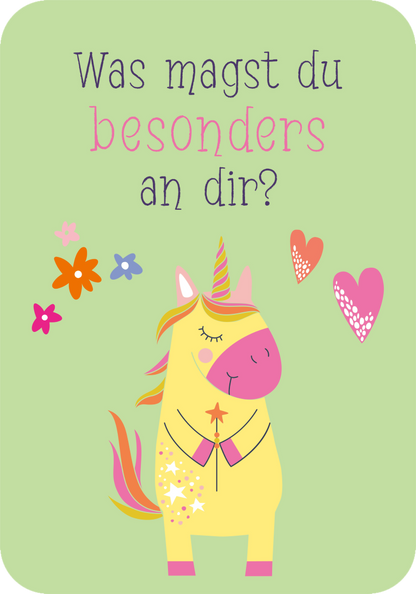Gezeigt wird eine Innen- oder Zusatzansicht von „Mutmachkarten – Einhorn“. Die Karte zeigt ein lächelndes, gelbes Einhorn mit rosa Akzenten auf einem hellgrünen Hintergrund. Darüber steht in verspielter, blauer Schrift die Frage „Was magst du besonders an dir?“. Um das Einhorn herum sind bunte Herzen und Blumen in verschiedenen Farben angeordnet, was eine fröhliche und einladende Atmosphäre schafft. Die Schrift ist klar und gut lesbar.