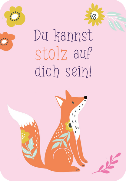 Gezeigt wird eine Innen- oder Zusatzansicht von „Mutmachkarten – Einhorn“. Auf einer sanften, rosa Hintergründe sitzt ein niedlicher, orangefarbener Fuchs mit floralen Mustern auf seinem Fell. Um ihn herum sind bunte Blumen in Gelb, Orange und Blau verteilt. Über dem Fuchs steht in einer verspielten, lila Schrift der motivierende Text „Du kannst stolz auf dich sein!“. Die fröhlichen Farben und die freundliche Schrift verleihen der Karte eine positive und einladende Ausstrahlung.