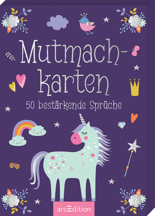 Das Buchcover zeigt einen tiefvioletten Hintergrund, geschmückt mit verschiedenen fröhlichen Illustrationen wie einem bunten Regenbogen, einem Einhorn und zarten Wolken. Die Schriftzüge „Mutmach-karten“ und „50 bestärkende Sprüche“ sind in verspielter, heller Typografie gehalten. Bunte Herzen und eine Krone ergänzen das Design und verleihen ihm eine freundliche Atmosphäre. Ganz unten mittig steht der Logoschriftzug von arsEdition.