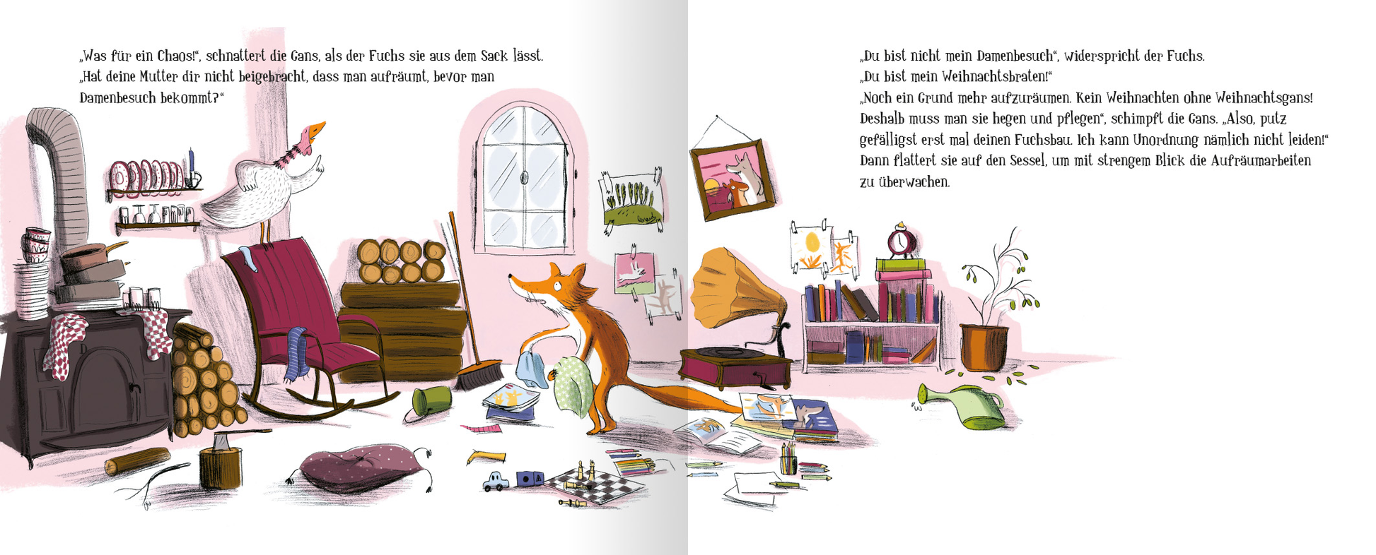 Gezeigt wird eine Innen- oder Zusatzansicht von „Wie sich die Weihnachtsgans vor dem Ofen rettete“. Die Illustration zeigt eine gemütliche, chaotische Stube mit warmen, pastelligen Farben. Ein grau-weißes Entenmotiv steht im Fokus, während ein orangefarbener Fuchs neugierig umherstreift. Im Raum sind Holzscheite, Kissen und Bücher verstreut, und mehrere Möbelstücke, wie ein Sessel und ein Regal, fügen sich in die belebte Szene ein. Die Schrift ist freundlich und verschnörkelt, was...