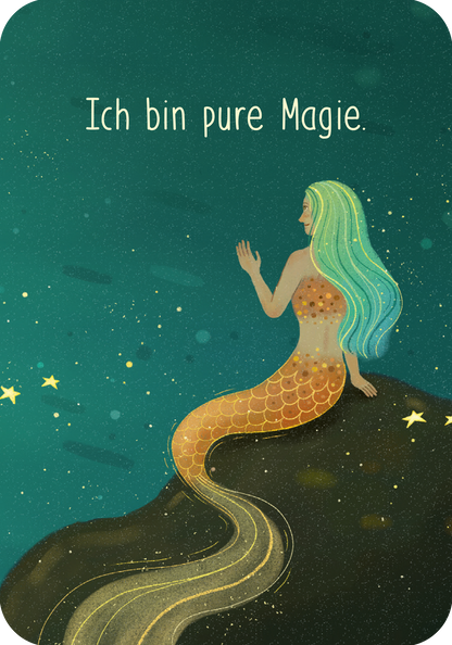 Gezeigt wird eine Innen- oder Zusatzansicht von „Affirmationskarten“. Die Karte zeigt eine stilisierte Meerjungfrau mit schuppenförmigem Kleid in sanften Orange- und Goldtönen. Ihr langes, welliges Haar ist in einem leuchtenden Blaugrün gehalten. Der Hintergrund ist in einem tiefen, beruhigenden Türkisblau gestaltet, durchzogen von kleinen, funkelnden Sternen. In einer eleganten, geschwungenen Schrift steht der Satz „Ich bin pure Magie“ über der Meerjungfrau, was den positiven und...