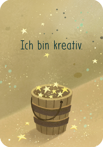Gezeigt wird eine Innen- oder Zusatzansicht von „Affirmationskarten“. Die Karte hat einen sanften, gold-beigen Hintergrund mit glitzernden, grünen und blauen Akzenten. In der Mitte steht der Text „Ich bin kreativ.“ in einer eleganten, handschriftähnlichen Schriftart in dunklem Grün. Unterhalb des Textes befindet sich ein Holzeimer, gefüllt mit leuchtenden Sternen, die den kreativen Gedanken assoziieren und eine positive Atmosphäre schaffen.