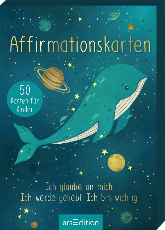 Das Buchcover zeigt einen großen, illustrierten Wal in sanften Blau- und Türkistönen vor einem tiefdunklen Hintergrund. Um den Wal sind Planeten und Sterne verteilt, was eine verträumte Atmosphäre erzeugt. Oben steht in goldener Schrift „Affirmationskarten“, gefolgt von dem Text „50 Karten für Kinder“ in einem blauen Kreis. Darunter befinden sich die affirmierenden Aussagen: „Ich glaube an mich. Ich werde geliebt. Ich bin wichtig.“ Ganz unten mittig steht der Logoschriftzug...
