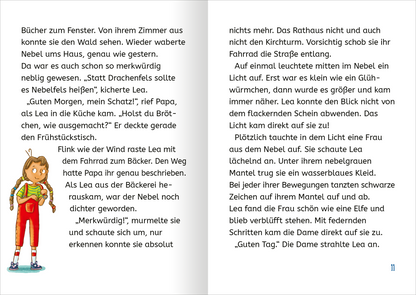 Gezeigt wird eine Innen- oder Zusatzansicht von „Retter der Drachen – Sei schnell wie der Wind!“. Die Seite zeigt eine farbenfrohe Illustration eines Mädchens auf einem Fahrrad, das fröhlich durch eine neblige Landschaft fährt. Die Farben sind lebhaft, mit dominanten Tönen von Blau und Grün. Die Typografie ist klar und gut lesbar, mit verschiedenen Schriftgrößen, die die Dialoge der Charaktere hervorheben. Links befindet sich eine Textpassage, die die Handlung beschreibt.