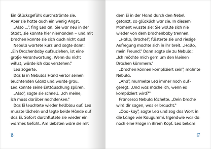 Gezeigt wird eine Innen- oder Zusatzansicht von „Retter der Drachen – Sei schnell wie der Wind!“. Die Seiten sind in einem klaren Layout gestaltet, mit viel Weißraum und gut lesbarer Schrift. Die typografische Verwendung ist modern, die Schrift ist in dunklem Grau gehalten, auf hellem Hintergrund gut sichtbar. Links befindet sich ein Textblock, der eine spannende Szene beschreibt, während rechts ein fortlaufender Text auf die Handlung eingeht. Die Farben sind sanft und angenehm, wodurch...