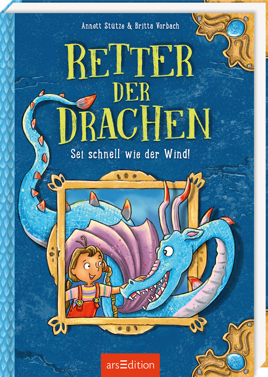 Das Buchcover zeigt einen leuchtend blauen Hintergrund mit einem verspielten, bunten Rahmen, in dem ein kleiner Junge und ein Drachen abgebildet sind. Der Junge hat kurze braune Haare und ein fröhliches Lächeln. Der Drachen hat auffällige, türkisfarbene Schuppen mit rosa Akzenten und einen bewundernden Gesichtsausdruck. Oben steht in großen, gelben Buchstaben „RETTER DER DRACHEN“, darunter steht der Untertitel „Sei schnell wie der Wind!“ in einer verschnörkelten Schrift. Ganz...