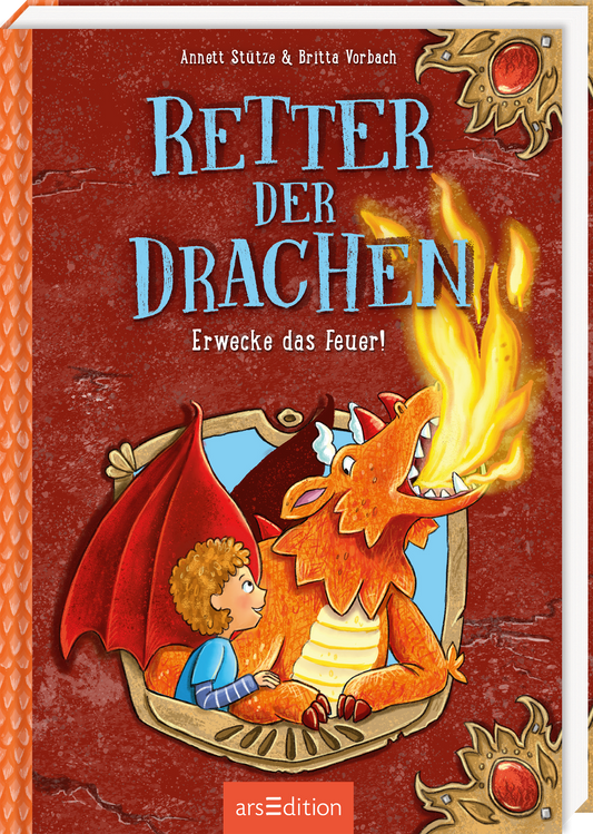 Das Buchcover zeigt einen freundlichen Drachen, der vor einem Jungen sitzt. Der Drache spuckt lebhaftes Feuer aus seinem Maul. Die Farben sind kräftig, hauptsächlich in Rot, Blau und Gelb gehalten. In stilisierten, großen Buchstaben steht der Titel „RETTER DER DRACHEN“ oben, während darunter in kleinerer Schrift „Erwecke das Feuer!“ zu lesen ist. Die Illustrationen vermitteln eine abenteuerliche und fantasievolle Atmosphäre. Ganz unten mittig steht der Logoschriftzug von arsEdition.