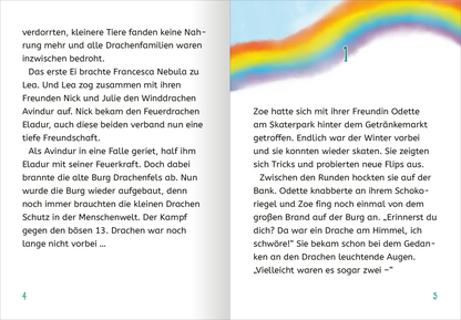 Gezeigt wird eine Innenansicht von „Retter der Drachen – Leuchte wie ein Kristall!“. Die Seiten sind hell gestaltet, mit einer klaren, gut lesbaren Schrift in einem freundlichen Grünton. Auf der linken Seite ist ein Teil des Textes über Drachen und Freundschaft abgebildet, während die rechte Seite den beginnenden Text über Zoe und Odette zeigt. Über dem Text verläuft ein bunten Regenbogen, der die Fantasie anregt und die lebendige Atmosphäre des Buches unterstreicht.