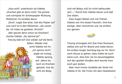 Gezeigt wird eine Innen- oder Zusatzansicht von „Retter der Drachen – Leuchte wie ein Kristall!“. Die Illustration zeigt zwei Mädchen auf einer Bank in einer bunten Szenerie. Odette mit roten Locken und einer grünen Bluse lächelt, während Zoe mit langen, braunen Haaren und einem gelben Oberteil nachdenklich wirkt. Im Hintergrund sind fröhliche Farben und spielerische Details wie Schokolade und ein Skateboard zu sehen. Der Text ist in einer klaren, verspielten Schriftart gehalten, die...