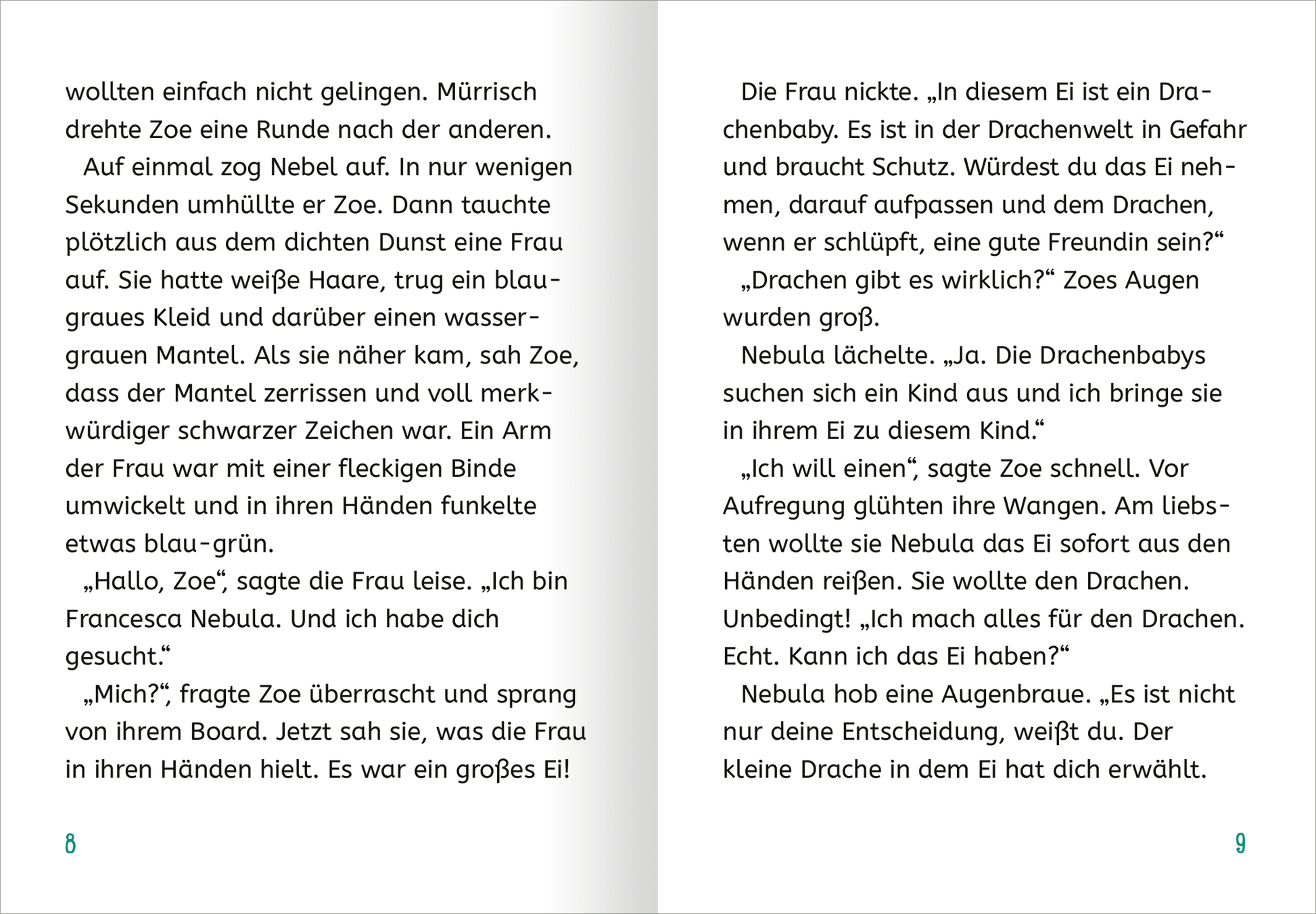 Gezeigt wird eine Innen- oder Zusatzansicht von „Retter der Drachen – Leuchte wie ein Kristall!“. Die Seiten sind in einem klaren, gut lesbaren Layout gestaltet, mit einer großen, modernen Schriftart in Schwarz auf hellem Hintergrund. Der Text ist in zwei Spalten aufgeteilt. Ellipsen und Sprechblasen strukturieren die Dialoge. Die Illustrationen zeigen eine Frau mit weißen Haaren, in einem blaugrauen Kleid und einem wasser-grauen Mantel, vor einem nebelverhangenen Hintergrund. Die...
