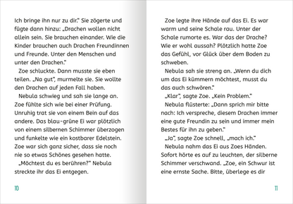 Gezeigt wird eine Innen- oder Zusatzansicht von „Retter der Drachen – Leuchte wie ein Kristall!“. Die Doppelseite zeigt einen fesselnden Dialog zwischen zwei Figuren, mit lebhaften Illustrationen in sanften, harmonischen Farben. Die Schrift ist klar und gut lesbar, wobei unterschiedliche Schriftgrößen zur Hervorhebung von Dialogen und Gedanken verwendet werden. Die Seitenstruktur ermöglicht einen angenehmen Lesefluss, während dekorative Elemente die magische Atmosphäre der Geschichte...