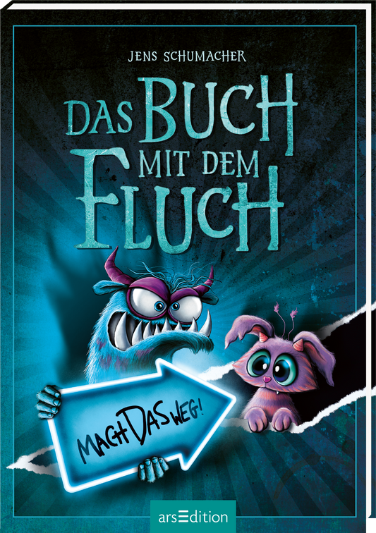 Das Buchcover zeigt im Zentrum einen grinsenden, blauen Dämon mit großen, leuchtenden Augen und gefährlichen Zähnen. Daneben sitzt ein kleines, niedliches Wesen mit großen Augen, das ängstlich wirkt. Der Dämon hält einen Pfeil mit der Aufschrift "Mach das weg!", mit dem er auf das kleine Wesen deutet. Der Titel „Das Buch mit dem Fluch“ ist in auffälligen Buchstaben in Türkis gehalten. Oben ist der Urheber Jens Schumacher genannt. Ganz unten mittig steht der...