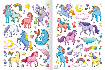 Gezeigt wird eine Innen- oder Zusatzansicht von „Mein schillerndes Stickerheft – Zauberhafte Einhornwelt“. Die Seiten sind mit bunten Einhörnern in verschiedenen Farben wie Pink, Blau, Lila und Gelb gestaltet. Ergänzt werden sie von fantasievollen Motiven wie Sterne, Regenbogen und Wolken. Die Illustrationen sind freundlich und kindgerecht, mit klaren Linien und lebendigen Farben, die eine zauberhafte, magische Atmosphäre erzeugen. Die Schrift ist groß und gut lesbar, ideal für...