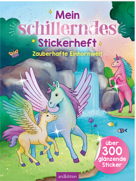 Das Buchcover zeigt eine farbenfrohe, märchenhafte Landschaft mit mehreren Einhörnern. Ein lila Einhorn mit glitzernden Flügeln steht im Vordergrund, während ein rosa Einhorn im Hintergrund zu sehen ist. Umgeben sind sie von bunten Schmetterlingen und einer idyllischen Kulisse mit Bäumen und einem Wasserfall. Der Titel „Mein schillerndes Stickerheft“ ist in verspielter Schrift oben platziert, während darunter „Zauberhafte Einhornwelt“ steht. Ein gelber Button mit dem Text „über...
