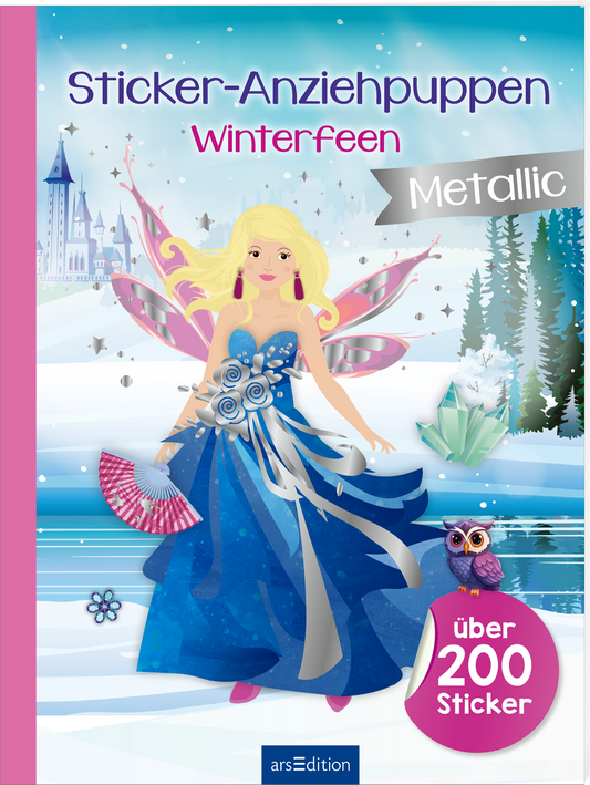 Zu sehen ist die 3D-Ansicht des Titels. Das Buchcover zeigt eine magische Winterlandschaft mit einer strahlenden, blonden Winterfee in einem langen, glitzernden blauen Kleid. Ihre bunten Flügel heben sich von der schneebedeckten Kulisse ab, in der ein Schloss und Tannenbäume zu sehen sind. Im Hintergrund funkeln Schneeflocken und Eiskristalle, während eine kleine, freundlicher Eule am Rand Platz gefunden hat. Der Titel „Sticker-Anziehpuppen Winterfeen“ ist in verspielten, lila Buchstaben...