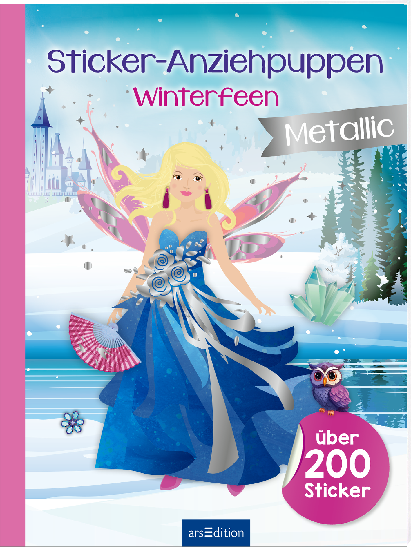 Zu sehen ist die 3D-Ansicht des Titels. Das Buchcover zeigt eine magische Winterlandschaft mit einer strahlenden, blonden Winterfee in einem langen, glitzernden blauen Kleid. Ihre bunten Flügel heben sich von der schneebedeckten Kulisse ab, in der ein Schloss und Tannenbäume zu sehen sind. Im Hintergrund funkeln Schneeflocken und Eiskristalle, während eine kleine, freundlicher Eule am Rand Platz gefunden hat. Der Titel „Sticker-Anziehpuppen Winterfeen“ ist in verspielten, lila Buchstaben...