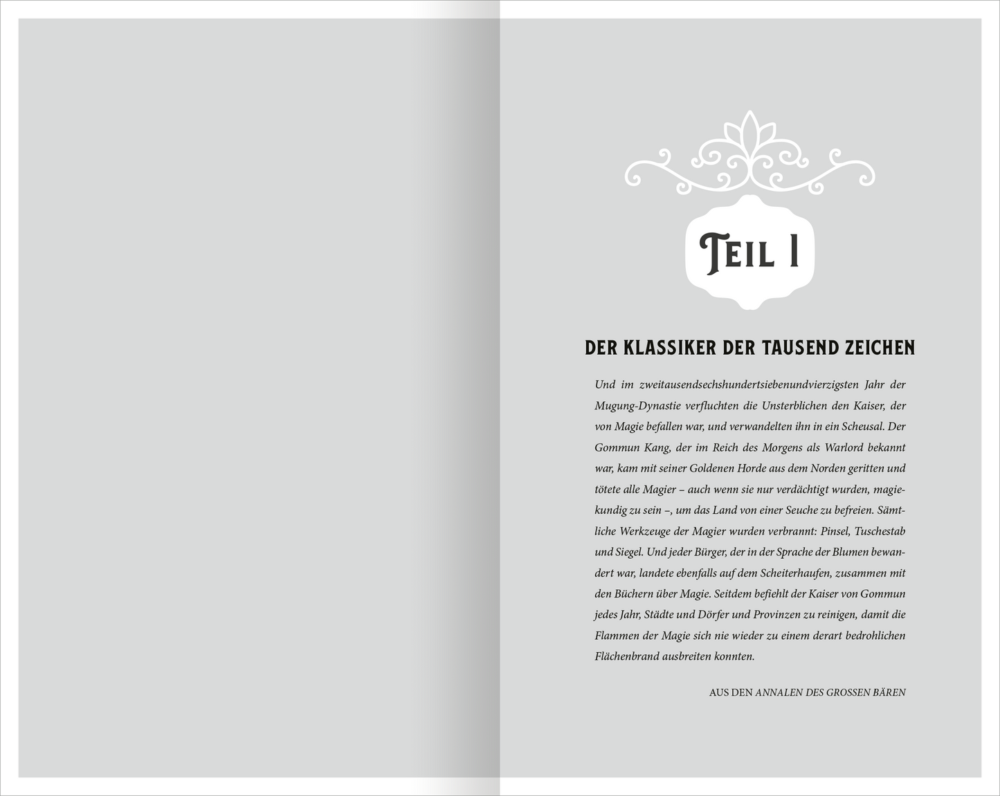 Gezeigt wird eine Innen- oder Zusatzansicht von „Zhara – Hüter der Morgenröte“. Die Seite zeigt eine graue Hintergrundfarbe mit eleganter typografischer Gestaltung. Oben ist der Titel „TEIL I“ in stilvoller, verschnörkelter Schrift platziert. Darunter steht der Haupttext, der in klarer, gut lesbarer schwarzer Schrift verfasst ist. Die Mischung aus schnörkeligem und schlichtem Schriftbild vermittelt eine harmonische Verbindung von Tradition und Moderne. Ornamente zieren den oberen...