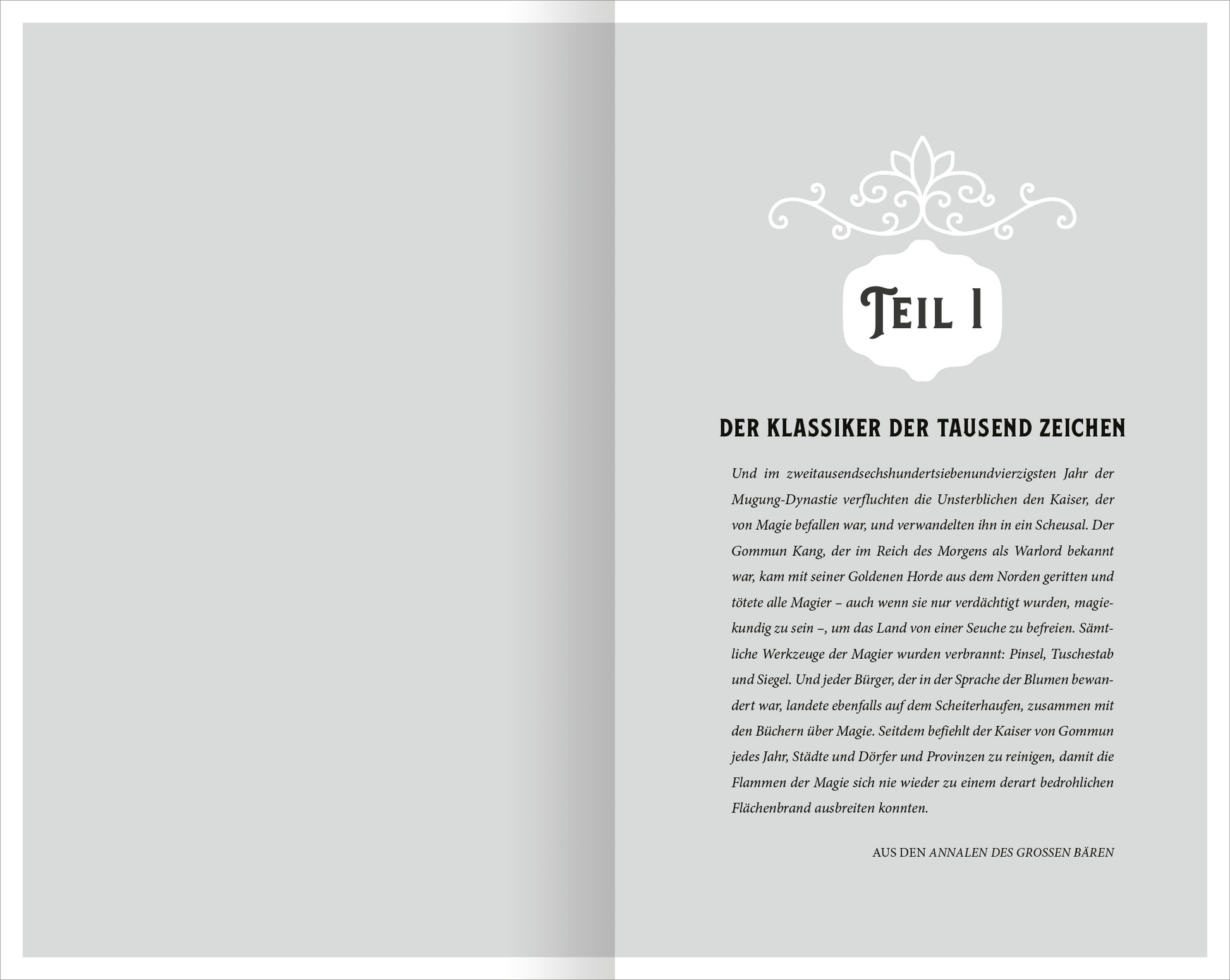 Gezeigt wird eine Innen- oder Zusatzansicht von „Zhara – Hüter der Morgenröte“. Die Seite zeigt eine graue Hintergrundfarbe mit eleganter typografischer Gestaltung. Oben ist der Titel „TEIL I“ in stilvoller, verschnörkelter Schrift platziert. Darunter steht der Haupttext, der in klarer, gut lesbarer schwarzer Schrift verfasst ist. Die Mischung aus schnörkeligem und schlichtem Schriftbild vermittelt eine harmonische Verbindung von Tradition und Moderne. Ornamente zieren den oberen...