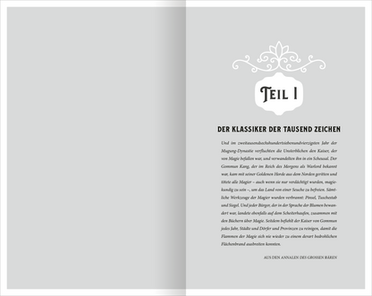 Gezeigt wird eine Innen- oder Zusatzansicht von „Zhara – Hüter der Morgenröte“. Die Seite zeigt eine graue Hintergrundfarbe mit eleganter typografischer Gestaltung. Oben ist der Titel „TEIL I“ in stilvoller, verschnörkelter Schrift platziert. Darunter steht der Haupttext, der in klarer, gut lesbarer schwarzer Schrift verfasst ist. Die Mischung aus schnörkeligem und schlichtem Schriftbild vermittelt eine harmonische Verbindung von Tradition und Moderne. Ornamente zieren den oberen...