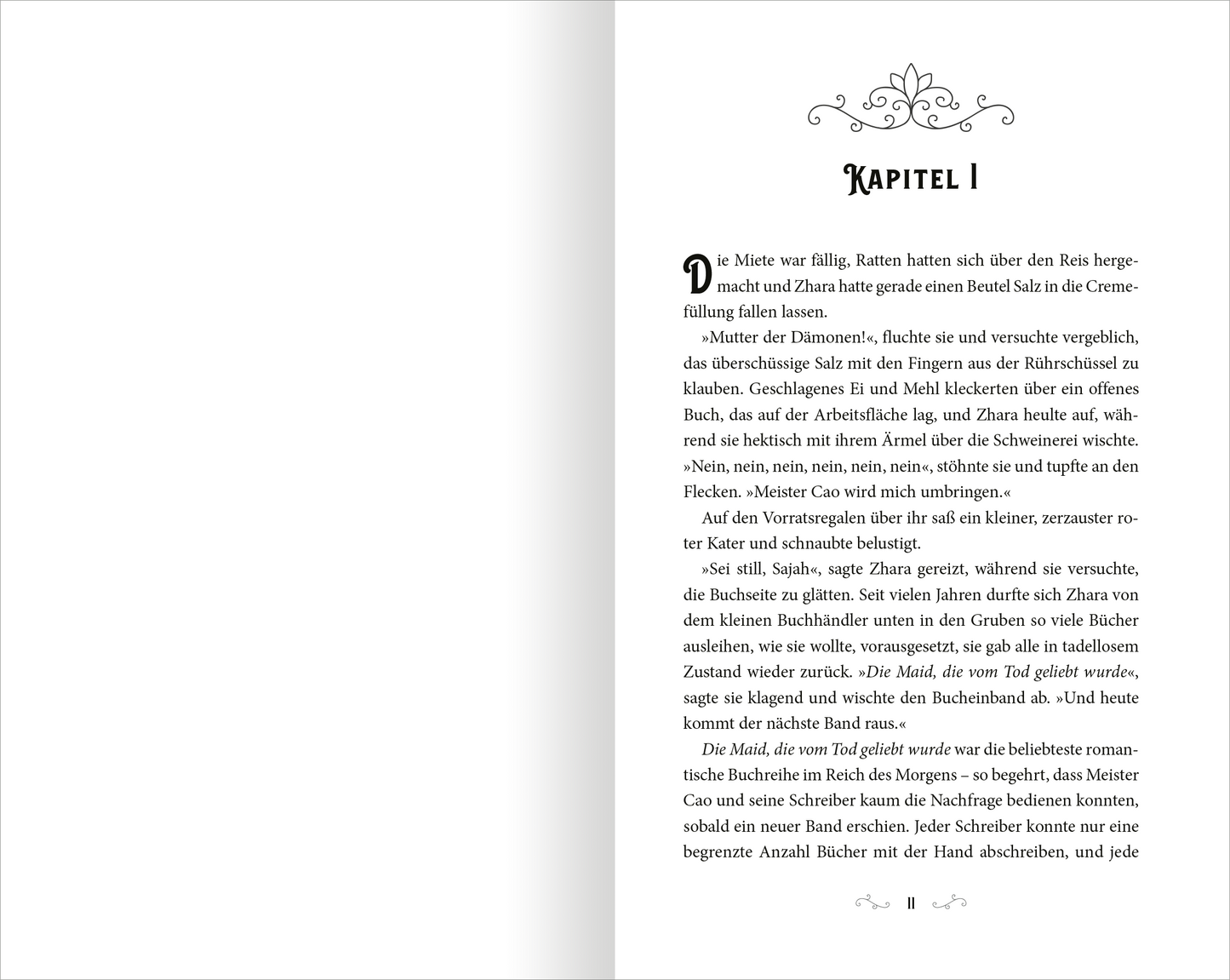 Gezeigt wird eine Innen- oder Zusatzansicht von „Zhara – Hüter der Morgenröte“. Die Seite präsentiert den Beginn des ersten Kapitels mit der Überschrift „KAPITEL I“ in eleganter, geschwungener Schrift. Der Text ist in klarer, gut lesbarer Schriftart gesetzt, wobei der erste Satz mit einem großen, dekorativen Buchstaben beginnt. Die Farbgestaltung ist schlicht und harmonisch, wodurch der Fokus auf dem Inhalt liegt. Eine feine Verzierung am Kopf der Seite rundet das Gesamtbild ab.