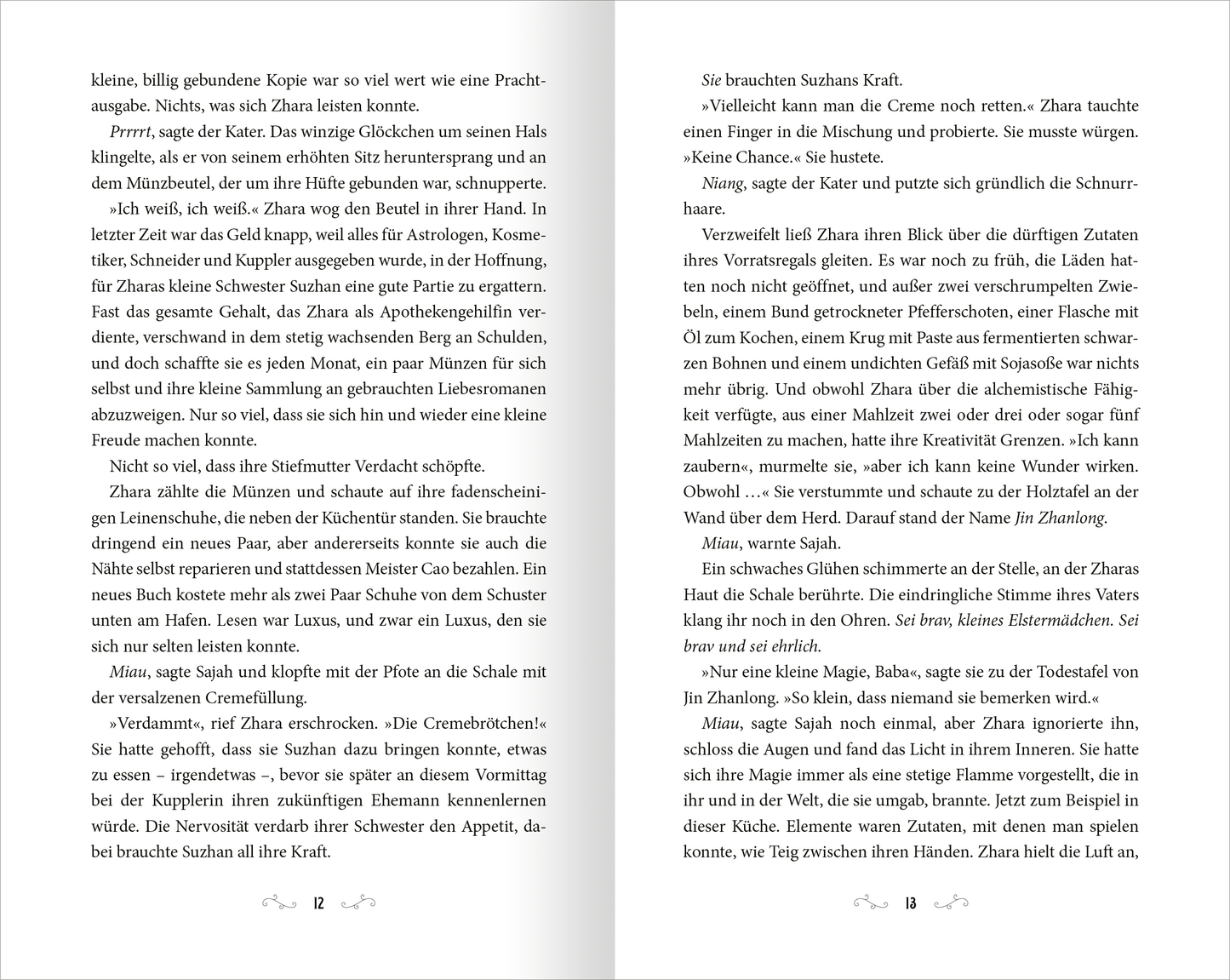 Gezeigt wird eine Innen- oder Zusatzansicht von „Zhara – Hüter der Morgenröte“. Die Ansicht präsentiert gedruckten Text auf weißem Papier, geprägt von einer klaren, gut lesbaren Serifen-Typografie in schwarzer Farbe. Der Text ist in einem klassischen, zweispaltigen Layout angeordnet. Zwischen den Abschnitten sind sorgenfreie Zeilenabstände zu erkennen, die den Lesefluss unterstützen. Die Seiten enthalten keine Abbildungen, was den Fokus auf den Inhalt legt und ein harmonisches...