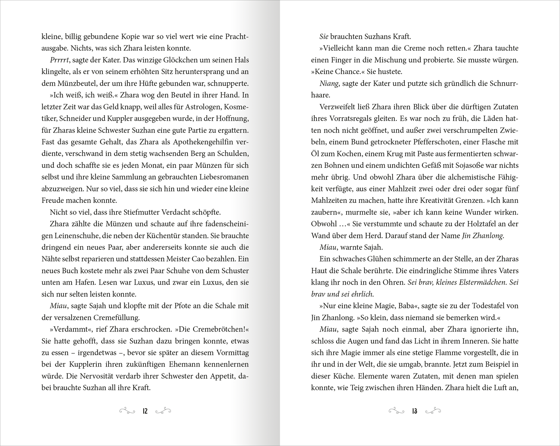 Gezeigt wird eine Innen- oder Zusatzansicht von „Zhara – Hüter der Morgenröte“. Die Ansicht präsentiert gedruckten Text auf weißem Papier, geprägt von einer klaren, gut lesbaren Serifen-Typografie in schwarzer Farbe. Der Text ist in einem klassischen, zweispaltigen Layout angeordnet. Zwischen den Abschnitten sind sorgenfreie Zeilenabstände zu erkennen, die den Lesefluss unterstützen. Die Seiten enthalten keine Abbildungen, was den Fokus auf den Inhalt legt und ein harmonisches...