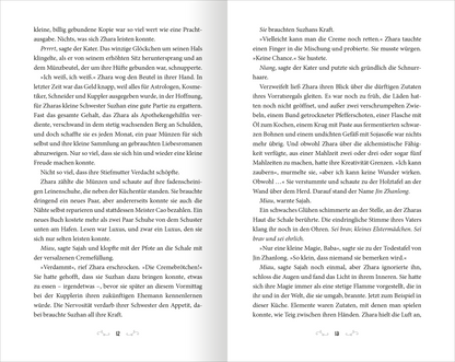 Gezeigt wird eine Innen- oder Zusatzansicht von „Zhara – Hüter der Morgenröte“. Die Ansicht präsentiert gedruckten Text auf weißem Papier, geprägt von einer klaren, gut lesbaren Serifen-Typografie in schwarzer Farbe. Der Text ist in einem klassischen, zweispaltigen Layout angeordnet. Zwischen den Abschnitten sind sorgenfreie Zeilenabstände zu erkennen, die den Lesefluss unterstützen. Die Seiten enthalten keine Abbildungen, was den Fokus auf den Inhalt legt und ein harmonisches...
