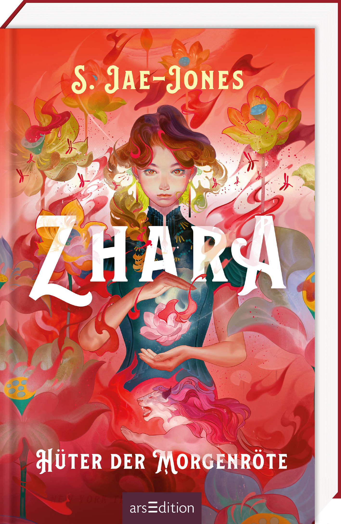 Das Buchcover zeigt eine lebhafte Illustration in leuchtenden Rottönen, die mit floralen Motiven und schwungvollen Farben angereichert ist. Im Mittelpunkt steht eine weibliche Figur in traditioneller Kleidung, die eine kraftvolle Ausstrahlung hat. Der Titel „ZHARA“ ist in großen, weißen Buchstaben prominent platziert, darunter der Untertitel „Hüter der Morgenröte“ in etwas kleinerer Schrift. Oben links ist der Name der Autorin, S. Jae-Jones, abgedruckt. Ganz unten mittig steht der...