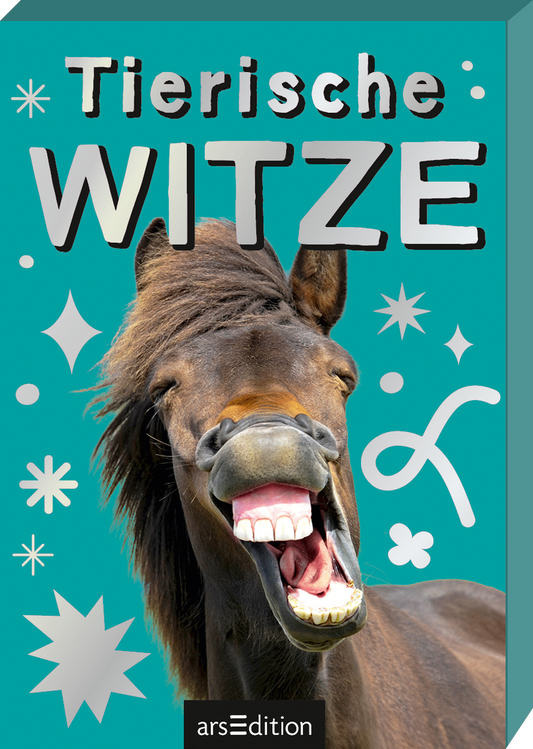 Gezeigt wird die 3D-Ansicht der Titels. Das Cover der Kartenbox „Tierische Witze“ zeigt ein Foto eines Pferdes, das sich wegschmeißt vor Lachen. Oberhalb des Pferdes steht in großen, silbernen Buchstaben der Titel „Tierische Witze“. Um den Titel herum sind verspielte, grafische Elemente in Silber verteilt, die für eine fröhliche Atmosphäre sorgen. Der Hintergrund ist kräftig Türkis. Ganz unten mittig steht der Logoschriftzug von arsEdition.
