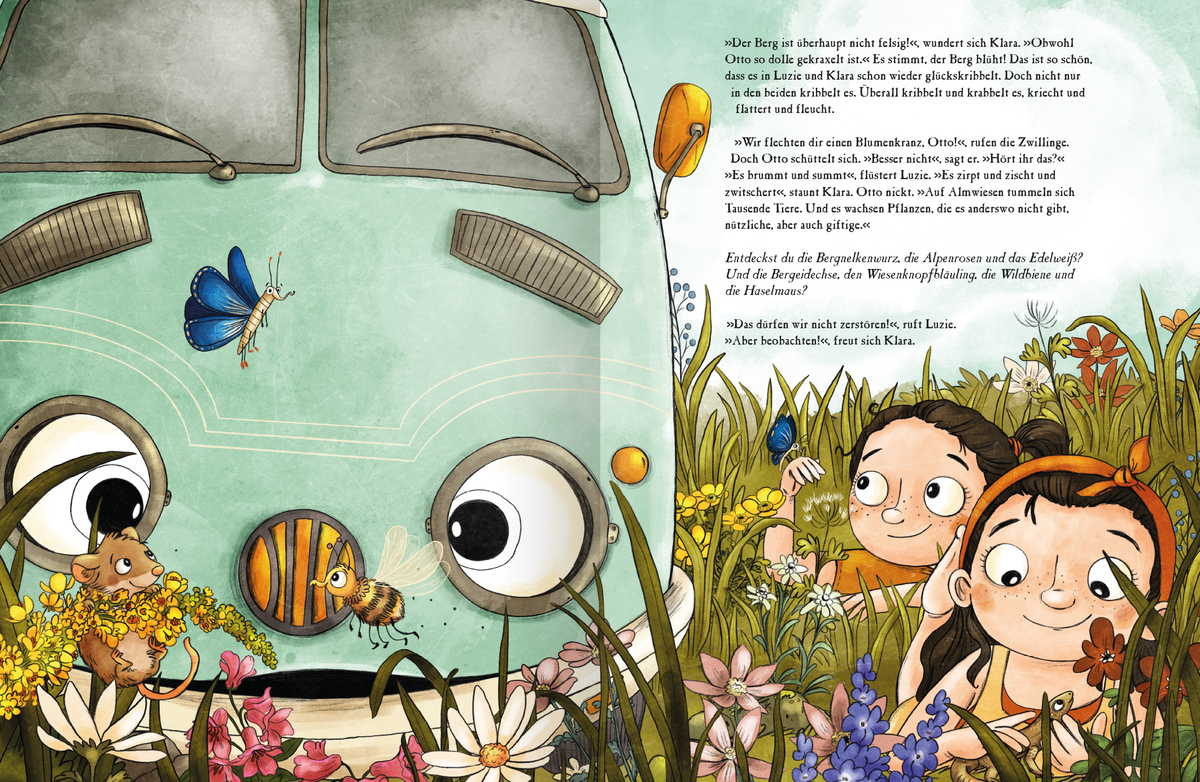 Gezeigt wird eine Innen- oder Zusatzansicht von „OTTO fährt los – Ein Sommer in den Bergen“. Die Illustration zeigt zwei Kinder, die fröhlich in einer Blumenwiese zwischen bunten Blumen stehen. Ein türkiser Campingbus ist im Hintergrund sichtbar, mit großen, runden Scheinwerfern wie Augen. Über den Köpfen der Kinder fliegen ein Schmetterling und eine Biene. Eine Haselmaus hängt an einer Blume. Die Farbpalette ist lebhaft und variantenreich, mit dominierenden Gelb-, Blau- und...