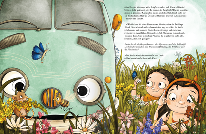 Gezeigt wird eine Innen- oder Zusatzansicht von „OTTO fährt los – Ein Sommer in den Bergen“. Die Illustration zeigt zwei Kinder, die fröhlich in einer Blumenwiese zwischen bunten Blumen stehen. Ein türkiser Campingbus ist im Hintergrund sichtbar, mit großen, runden Scheinwerfern wie Augen. Über den Köpfen der Kinder fliegen ein Schmetterling und eine Biene. Eine Haselmaus hängt an einer Blume. Die Farbpalette ist lebhaft und variantenreich, mit dominierenden Gelb-, Blau- und...