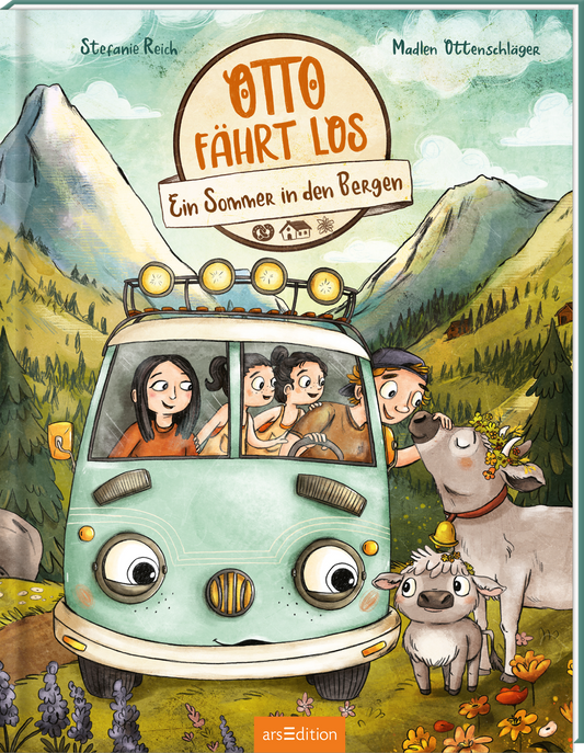 Auf dem Buchcover „Otto fährt los – Ein Sommer in den Bergen“ von Stefanie Reich und Madlen Ottenschläger ist ein humorvoller, gezeichneter Campingbus zu sehen, in dem eine Familie bestehend aus Mama, Papa und Zwillingsmädchen sitzen. Papa streckt sich aus dem Fenster und streichelt eine Kuh, neben der ein Kälbchen steht. Im Hintergrund ist eine beeindruckende Berglandschaft mit Berghütten. Im Vordergrund ein Weg und Blumen. Die sanften Farben der Berge und des Himmels schaffen eine...