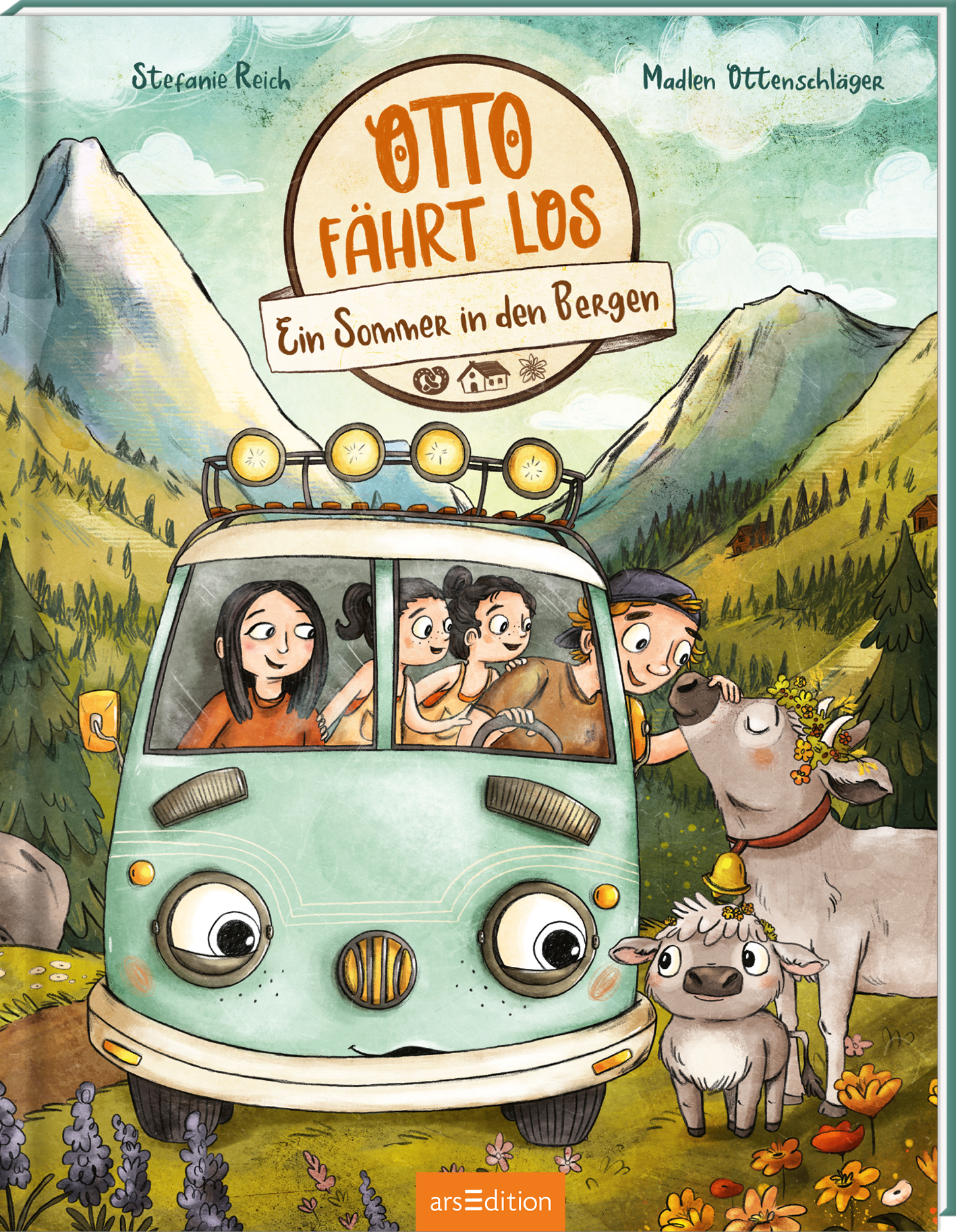 Auf dem Buchcover „Otto fährt los – Ein Sommer in den Bergen“ von Stefanie Reich und Madlen Ottenschläger ist ein humorvoller, gezeichneter Campingbus zu sehen, in dem eine Familie bestehend aus Mama, Papa und Zwillingsmädchen sitzen. Papa streckt sich aus dem Fenster und streichelt eine Kuh, neben der ein Kälbchen steht. Im Hintergrund ist eine beeindruckende Berglandschaft mit Berghütten. Im Vordergrund ein Weg und Blumen. Die sanften Farben der Berge und des Himmels schaffen eine...