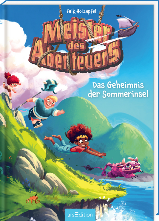 Auf dem Cover des Buches „Meister des Abenteuers: Das Geheimnis der Sommerinsel“ von Falk Holzapfel sind drei abenteuerlustige Kinder abgebildet, die fröhlich einen Hang hinunterrutschen. Die Landschaft ist lebhaft mit grünen Hügeln, einem blauen Himmel und weißen Wolken gestaltet. Im Hintergrund segelt ein Schiff auf dem Wasser. Die Titelgrafik ist spielerisch und farbenfroh, gehalten in kräftigen Farben. Ganz unten mittig steht der Logoschriftzug von arsEdition.