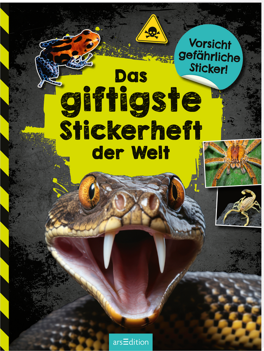 Das Buchcover zeigt eine eindrucksvolle, große Schlange mit weit geöffnetem Maul im Vordergrund. Die Farbgestaltung ist schwarz mit gelben und weißen Warnhinweisen, darunter der Titel „Das giftigste Stickerheft der Welt“ in auffälliger, großer Schrift. Oben links sind zwei bunte Frösche abgebildet. Ein runder, blauer Sticker mit dem Text „Vorsicht gefährliche Sticker!“ hebt sich vom Hintergrund ab. Ganz unten mittig steht der Logoschriftzug von arsEdition.