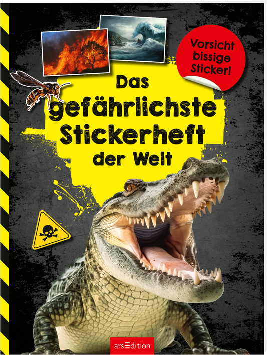 Das Cover zeigt einen beeindruckenden Krokodilkopf mit weit geöffnetem Maul, dessen Zähne gut sichtbar sind. Der Hintergrund in leuchtendem Gelb wird von schwarzen, gefährlich wirkenden Warnstreifen eingefasst. Oben rechts ist ein roter Aufkleber mit der Aufschrift „Vorsicht bissige Sticker!“ platziert. In großen, schwarzen Buchstaben steht der Titel „Das gefährlichste Stickerheft der Welt“ gut lesbar in der Mitte. Das Design vermittelt ein abenteuerliches und aufregendes Gefühl....