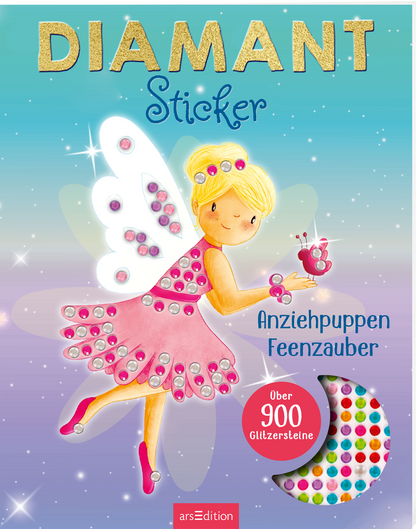 Zu sehen ist die 3D-Ansicht des Titels. Das Cover zeigt eine stilisierte, fröhliche Fee mit blonden Haaren und Schmetterlingsflügeln. Sie trägt ein pinkes Kleid, das mit bunten, glitzernden Stickern verziert ist. Im oberen Bereich steht in goldener Schrift „DIAMANT Sticker“. Darunter prangt der Titel „Anziehpuppen Feenzauber“. In der unteren Ecke befindet sich ein Button mit dem Text „Über 900 Glitzersterne“. Die Hintergrundfarbe ist ein sanftes Pastellblau mit funkelnden...