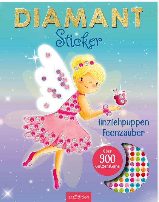 Zu sehen ist die 3D-Ansicht des Titels. Das Cover zeigt eine stilisierte, fröhliche Fee mit blonden Haaren und Schmetterlingsflügeln. Sie trägt ein pinkes Kleid, das mit bunten, glitzernden Stickern verziert ist. Im oberen Bereich steht in goldener Schrift „DIAMANT Sticker“. Darunter prangt der Titel „Anziehpuppen Feenzauber“. In der unteren Ecke befindet sich ein Button mit dem Text „Über 900 Glitzersterne“. Die Hintergrundfarbe ist ein sanftes Pastellblau mit funkelnden...