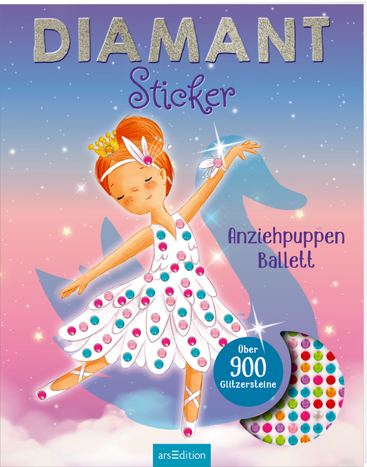 Zu sehen ist die 3D-Ansicht des Titels. Das Buchcover zeigt ein Mädchen in einem weißen Ballettkleid mit bunten Glitzersteinen und einer goldenen Krone. Der Hintergrund verläuft sanft von Lila zu Hellblau und vermittelt eine traumhafte Atmosphäre. Der Titel „DIAMANT Sticker“ ist in funkelnden Buchstaben in der oberen Hälfte zu sehen. Unterhalb steht „Anziehpuppen Ballett“ in dunkler Schrift. In der unteren Ecke des Covers befindet sich ein Kreis mit dem Text „Über 900...