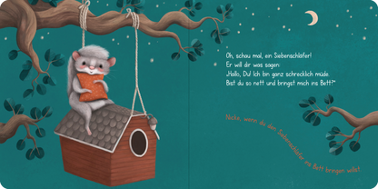 Gezeigt wird eine Innen- oder Zusatzansicht von „Gute Nacht! Sei so nett und bring mich ins Bett!“. Im Fokus steht ein niedlicher Siebenschläfer, der auf einem kleinen Vogelhaus sitzt und ein Buch hält. Die Illustration ist in sanften Farben gehalten, hauptsächlich in einem beruhigenden Blau mit grünen Blättern, während der Siebenschläfer mit grauem Fell und einer roten Mütze dargestellt ist. Die Schrift ist verspielt und gut lesbar, in warmen, freundlichen Tönen.