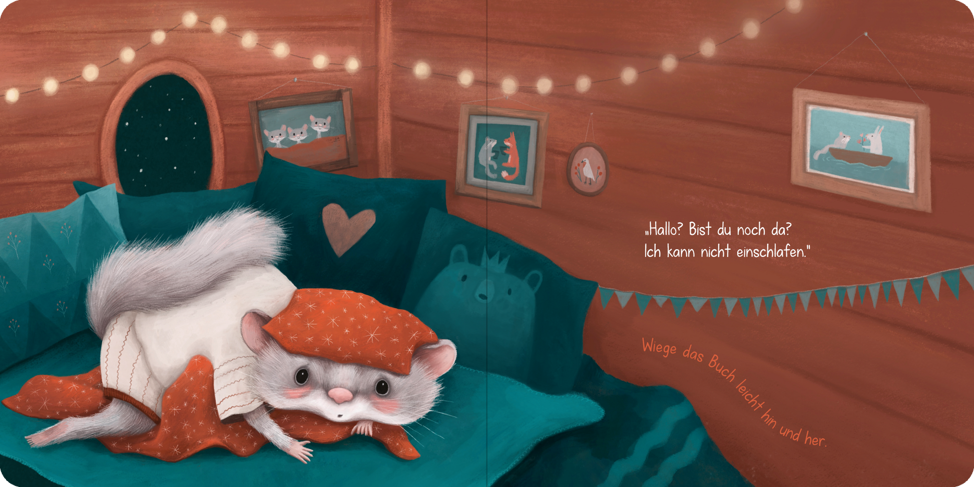 Gezeigt wird eine Innen- oder Zusatzansicht von „Gute Nacht! Sei so nett und bring mich ins Bett!“. Die Illustration zeigt ein gemütliches Schlafzimmer mit sanften, dunklen Farben in Blau und Braun. Ein niedliches Tier in einem orangefarbenen Schlafanzug liegt auf einer weichen Bettdecke und blickt fragend. Um das Tier herum sind Kissen in verschiedenen Farben, ein Fenster mit einem beruhigenden Ausblick und Lichtergirlanden, die eine warme Atmosphäre schaffen. Am Rand des Bildes steht...