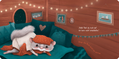 Gezeigt wird eine Innen- oder Zusatzansicht von „Gute Nacht! Sei so nett und bring mich ins Bett!“. Die Illustration zeigt ein gemütliches Schlafzimmer mit sanften, dunklen Farben in Blau und Braun. Ein niedliches Tier in einem orangefarbenen Schlafanzug liegt auf einer weichen Bettdecke und blickt fragend. Um das Tier herum sind Kissen in verschiedenen Farben, ein Fenster mit einem beruhigenden Ausblick und Lichtergirlanden, die eine warme Atmosphäre schaffen. Am Rand des Bildes steht...