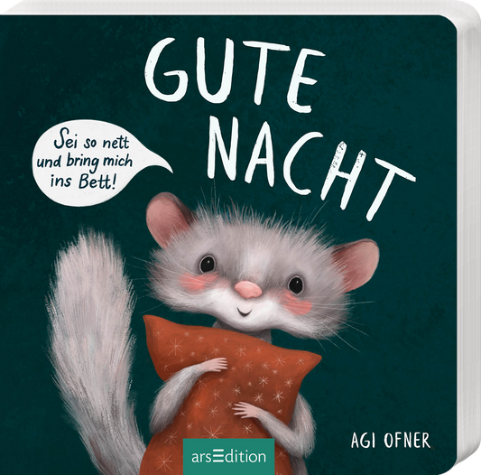 Auf dem Buchcover ist ein niedliches, graues Tier mit einem schüchternen Gesichtsausdruck zu sehen, das einen orangefarbenen Kissen hält. Der Hintergrund ist in einem sanften Dunkelgrün gehalten. Der Titel „GUTE NACHT“ ist in großen, weißen, handschriftlichen Buchstaben oben platziert, und darüber schwebt eine Sprechblase mit dem Text „Sei so nett und bring mich ins Bett!“. Unten steht der Autor: AGI OFNER. Ganz unten mittig steht der Logoschriftzug von arsEdition.