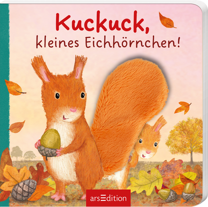 Das Buchcover zeigt zwei fröhliche Eichhörnchen vor einer herbstlichen Kulisse mit bunten Laubbäumen und Laub. Das erste Eichhörnchen hält eine Eichel in den Händen, während das zweite mit einem großen, buschigen Schwanz auf der rechten Seite positioniert ist. Der Hintergrund ist in sanften Pastelltönen gehalten, und der Titel „Kuckuck, kleines Eichhörnchen!“ ist in großen, spielerischen Buchstaben oben platziert. Ganz unten mittig steht der Logoschriftzug von arsEdition.