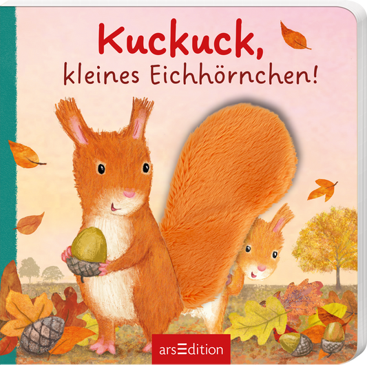 Das Buchcover zeigt zwei fröhliche Eichhörnchen vor einer herbstlichen Kulisse mit bunten Laubbäumen und Laub. Das erste Eichhörnchen hält eine Eichel in den Händen, während das zweite mit einem großen, buschigen Schwanz auf der rechten Seite positioniert ist. Der Hintergrund ist in sanften Pastelltönen gehalten, und der Titel „Kuckuck, kleines Eichhörnchen!“ ist in großen, spielerischen Buchstaben oben platziert. Ganz unten mittig steht der Logoschriftzug von arsEdition.