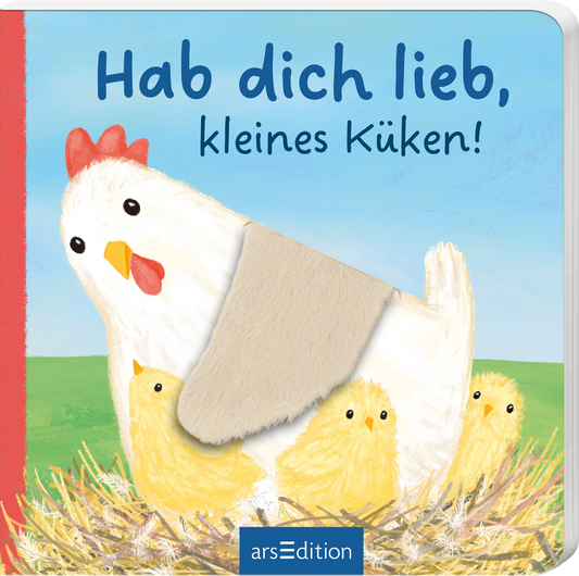 Das Buchcover zeigt eine freundliche Henne mit einer roten Kammfarbe, die liebevoll ein kleines gelbes Küken unter ihrem Flügel beschützt. Im Vordergrund sind zwei weitere Küken, die neugierig aus einer Strohhöhle schauen. Der Hintergrund ist in sanften Blau- und Grüntönen gehalten und vermittelt eine heitere Atmosphäre. Die Titelschrift „Hab dich lieb, kleines Küken!“ ist in einer verspielten, kindgerechten typografischen Schrift gestaltet. Ganz oben mittig steht der...