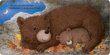 Gezeigt wird eine Innen- oder Zusatzansicht von „Schlaf gut, kleine Eule!“. Die Illustration zeigt eine große, braune Bärin, die zusammen mit ihrem kleinen Bärenkind in einer gemütlichen Stellung liegt. Der Hintergrund enthält einen nächtlichen Himmel mit einem Halbmond und verstreuten, stilisierten Wolken. Die warmen Farben der herbstlichen Blätter und die sanften Texturen der Bären verleihen dem Bild eine einladende und beruhigende Atmosphäre. Die Schrift ist verspielt und...